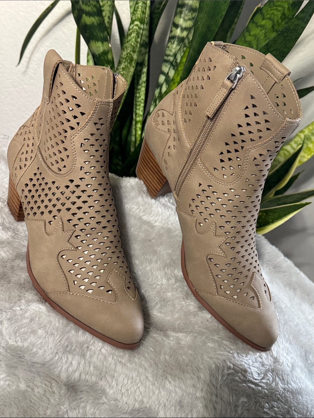Violet & Red Taupe Cutout Faux Leather Taupe Ankle Boots - Women's Size 8